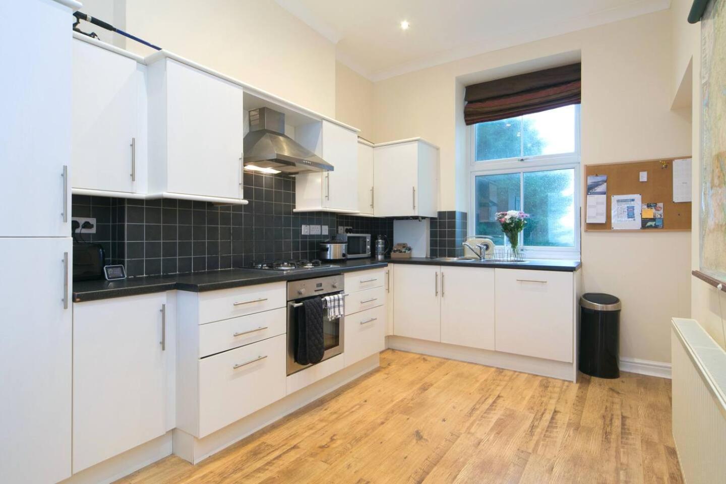Pass The Keys Hafan Stylish 2 Bedroom Sea View Apartment Pwllheli Exterior photo