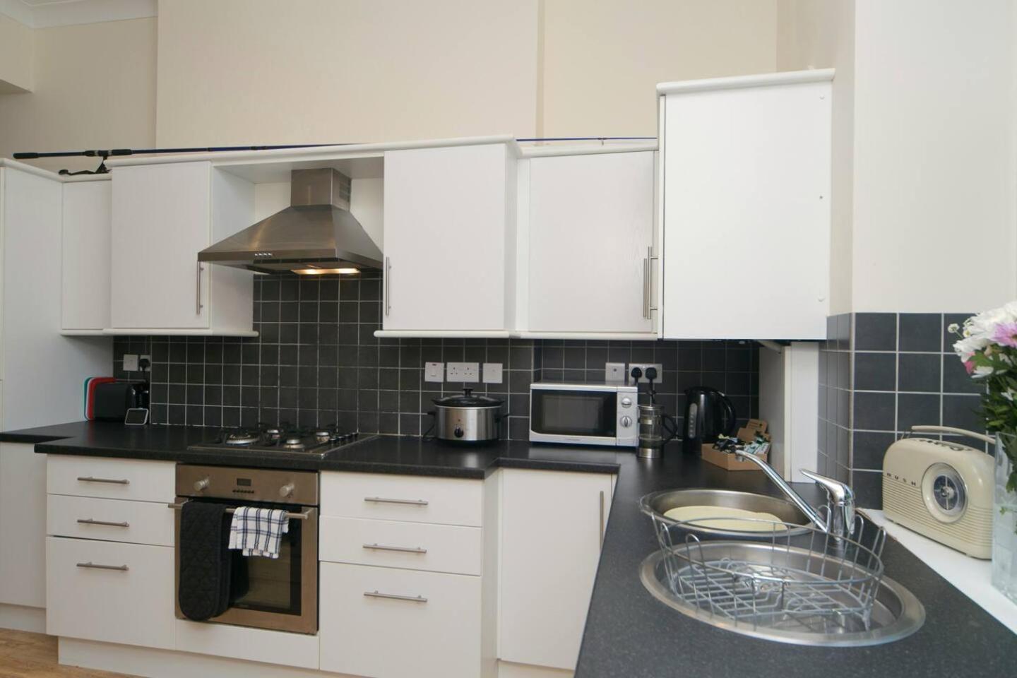 Pass The Keys Hafan Stylish 2 Bedroom Sea View Apartment Pwllheli Exterior photo
