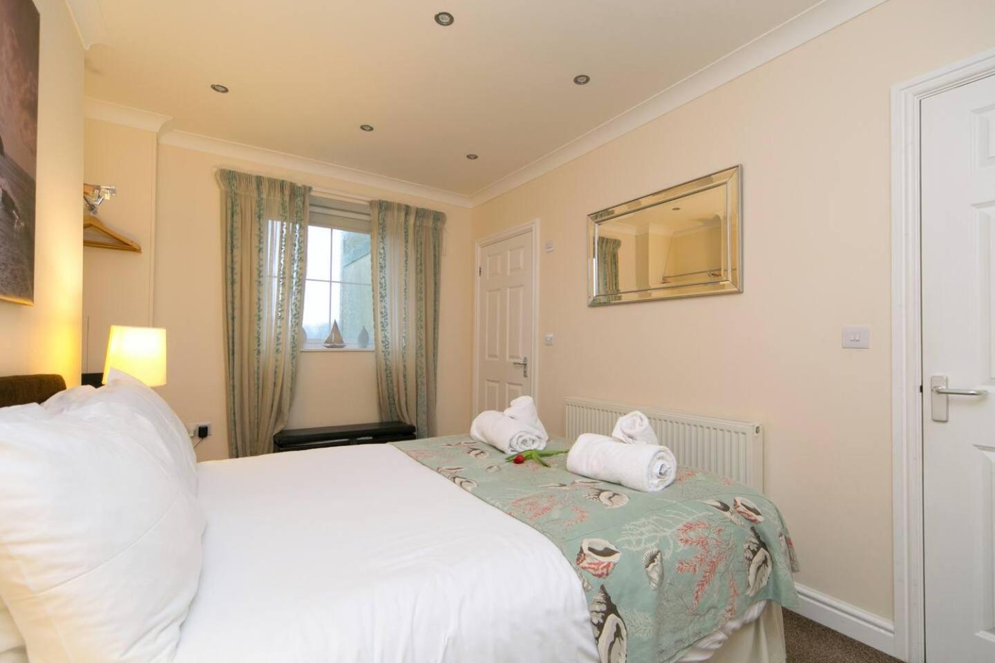 Pass The Keys Hafan Stylish 2 Bedroom Sea View Apartment Pwllheli Exterior photo