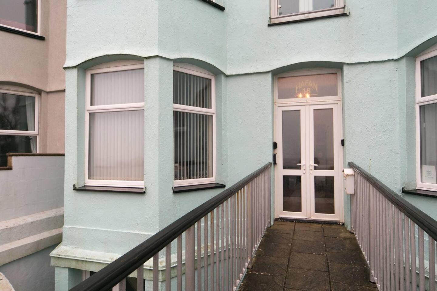 Pass The Keys Hafan Stylish 2 Bedroom Sea View Apartment Pwllheli Exterior photo