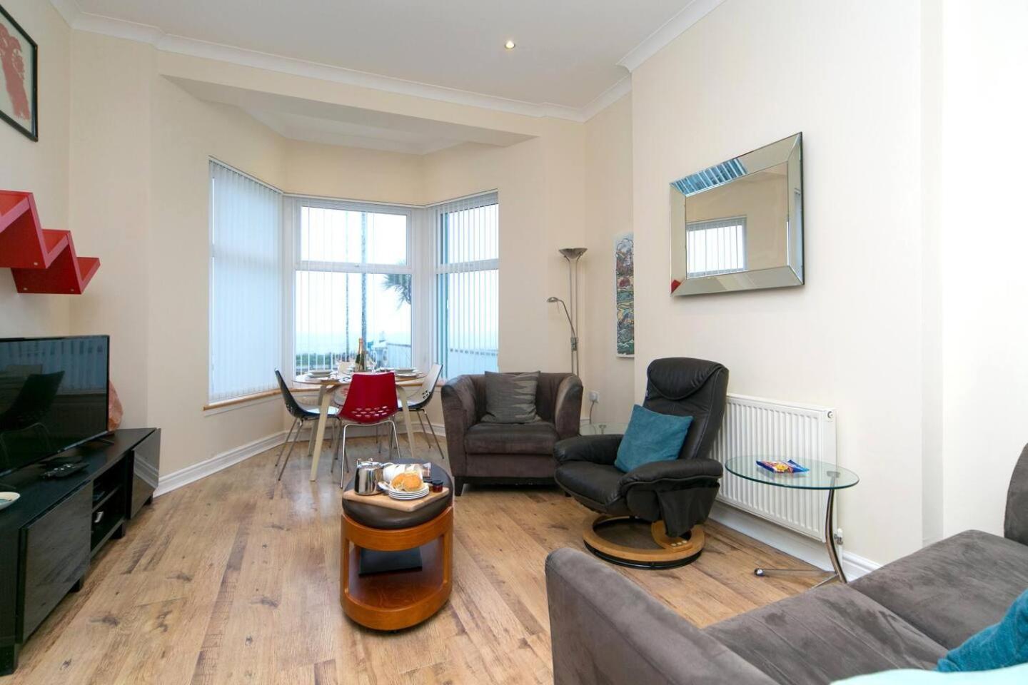 Pass The Keys Hafan Stylish 2 Bedroom Sea View Apartment Pwllheli Exterior photo